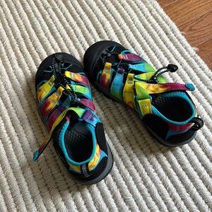 Keen Newport H2 big kids size 2  hybrid hike and water shoes, EUC. Worn once!